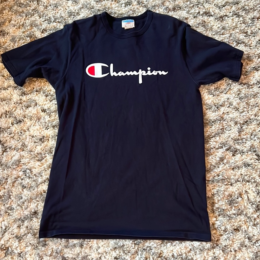 Men’s dark navy tee.